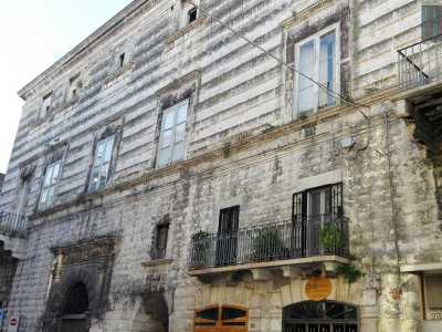 E� arrivato il momento di immergerci nel cuore del centro storico. Entriamo da piazza del Popolo. Sulla nostra sinistra troviamo subito palazzo Pascale-Scarli, costruito tra il 1550 e il 1650 dalla famiglia Pascale diventata ricca grazie ai servizi resi agli Sforza